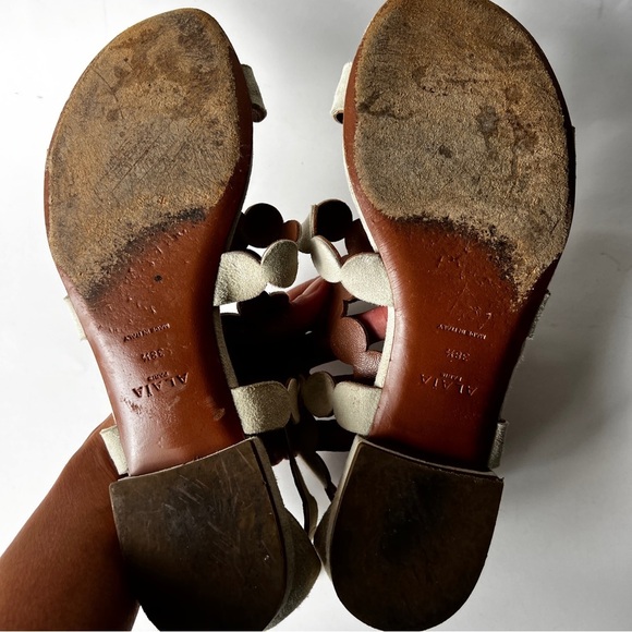 ALAÏA Leather Scalloped Accent Gladiator Sandals in Cream SZ 8 - Picture 11 of 11